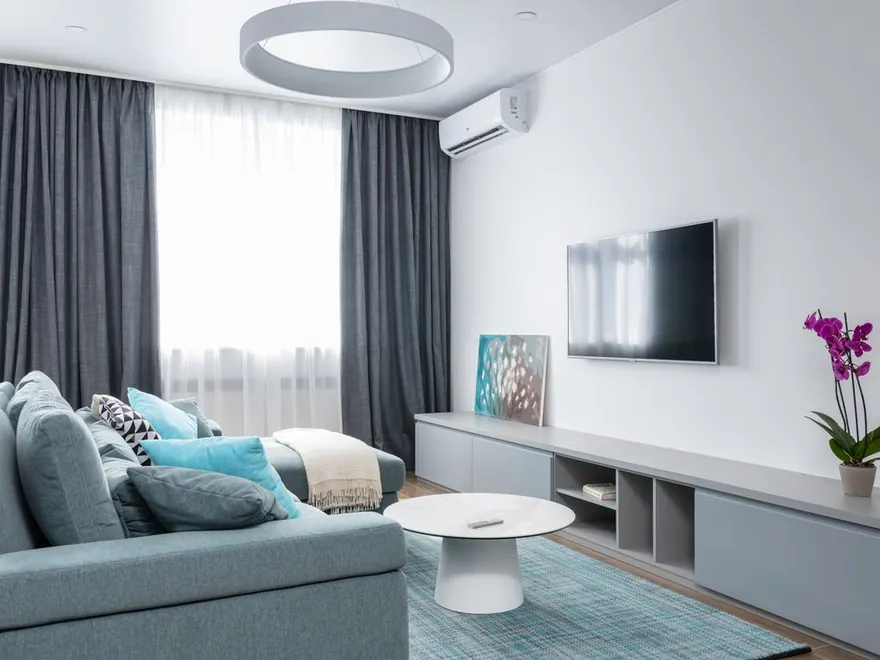 Sala com ar-condicionado split instalado na parede