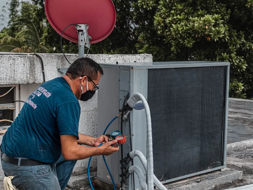 Técnico medindo a pressão do gás com manifold